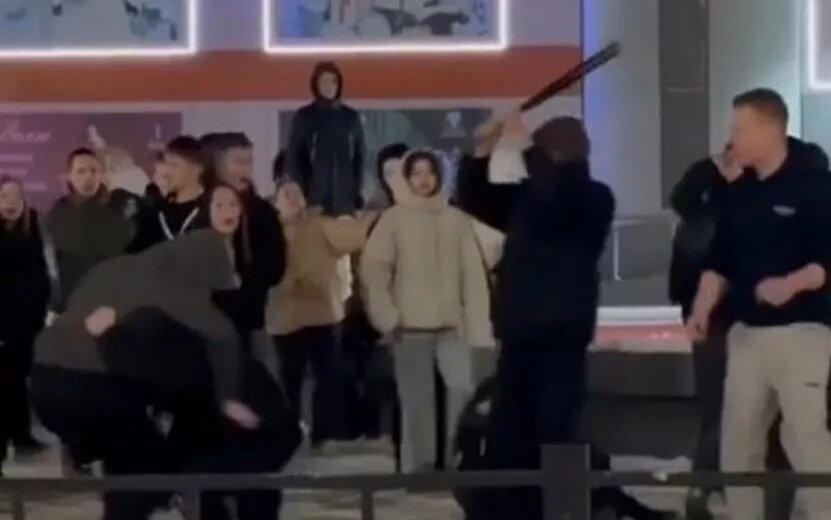    Видео: подростки устроили массовую драку около торгового центра в Ижевске