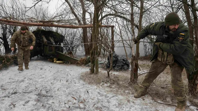 Бандеровцы ведут огонь из гаубицы в окрестностях Покровска, февраль 2025 года.