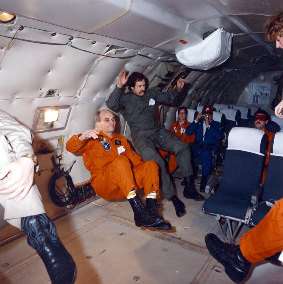 Тренировка в кратковременной невесомости экипажа миссии STS-51D в самолёте.