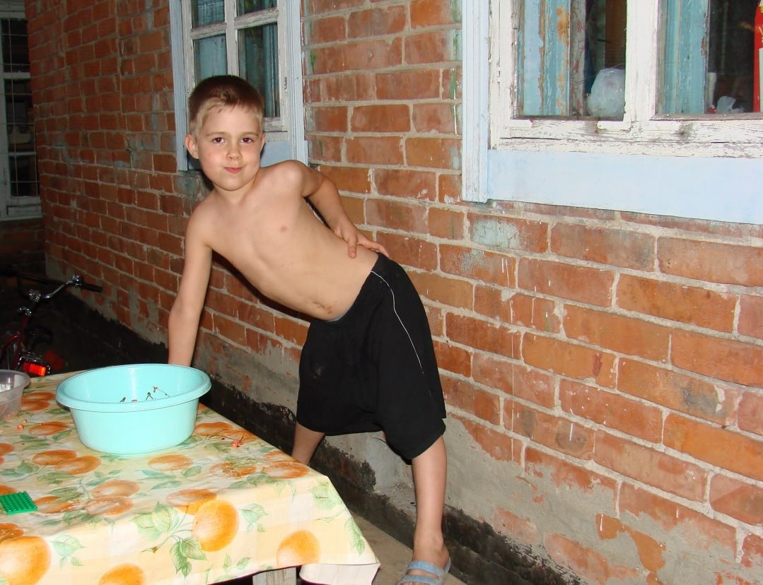 2007 год, переехали в старый дом, здесь - место будущей террасы (стол сейчас так же стоит)