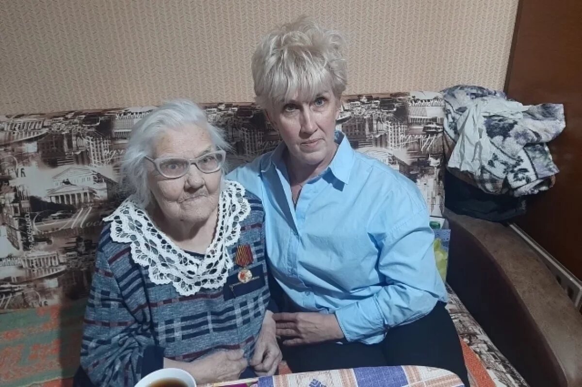    Людмила Беляева вручила труженице тыла юбилейную медаль «80 лет Победы в Великой Отечественной войне 1941-1945 гг.»