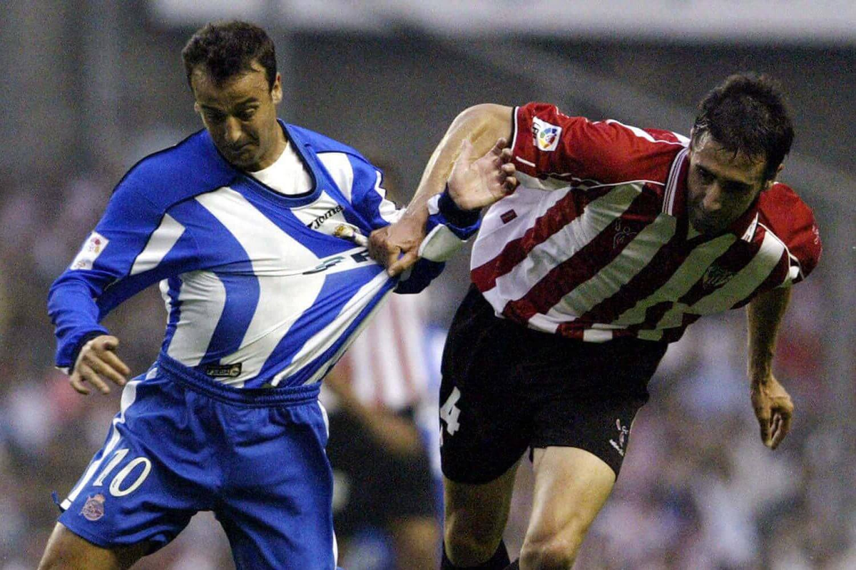 Фран, слева, играет за «Депортиво» против «Атлетик Бильбао» 