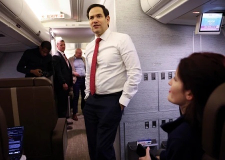     Самолет с госсекретарем США, который направлялся в Мюнхен, экстренно вернулся в Вашингтон