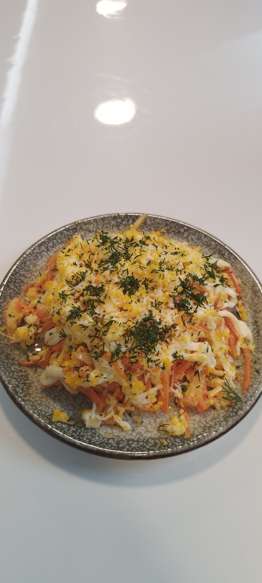 Сыр тут еще вроде. И яйца. Не помню уже, что в составе точно, но помню, что салат был странным...