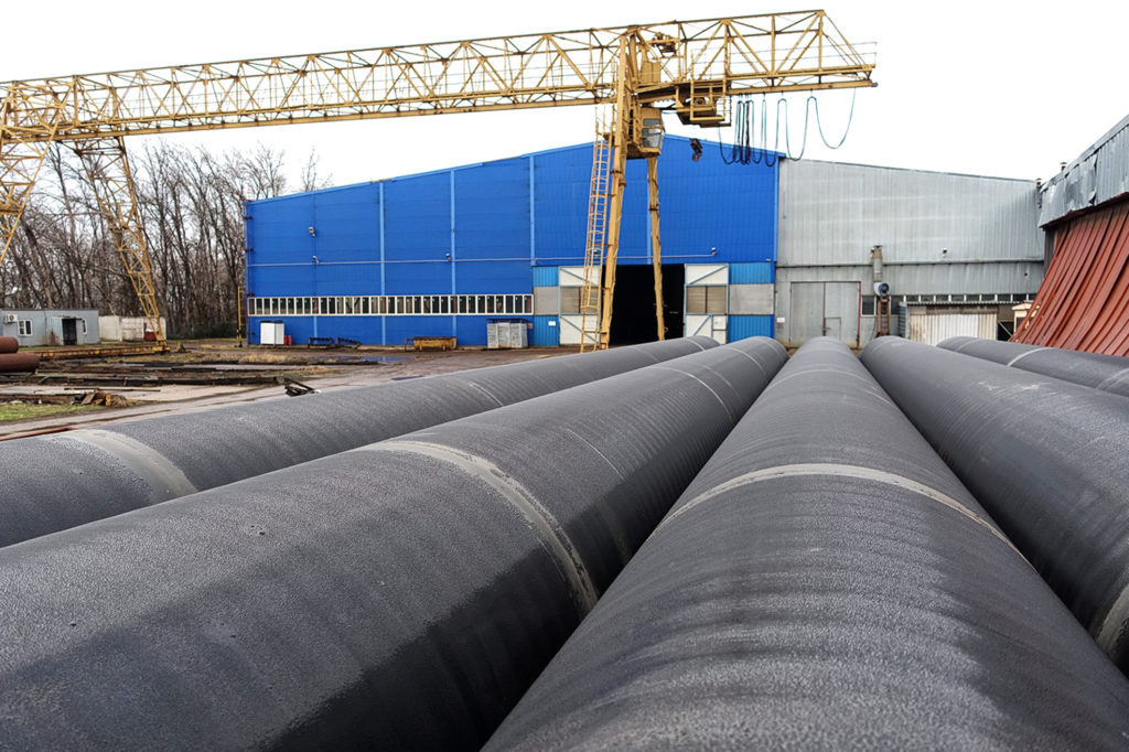    В работе сейчас трубы диаметром 1720мм, практически в рост человека. Олег Размоскин