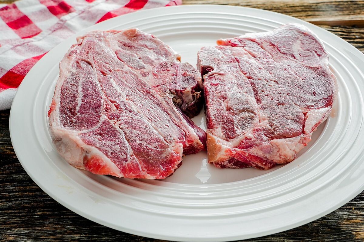 Чем меньше куски мяса, тем быстрее они разморозятся. Источник: Shutterstock📷
