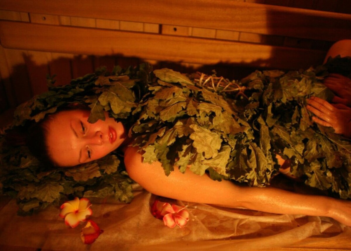 Попробуйте томление под вениками, чтобы разнообразить свой баннй опыт