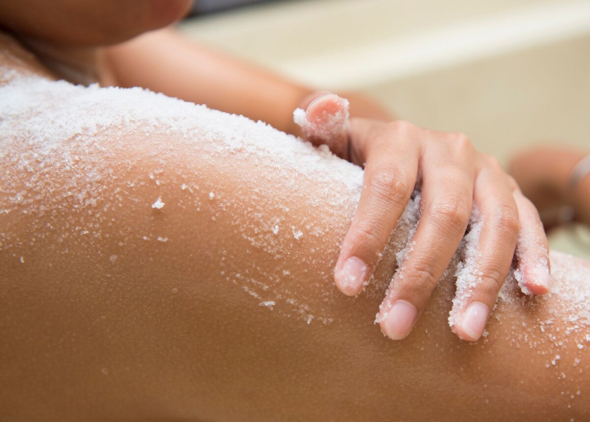 Наносите соль без давления, чтобы она не травмировала кожу