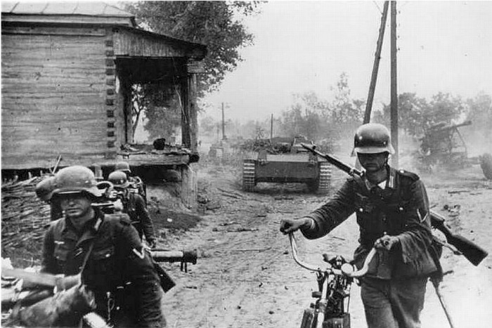 Немец с винтовкой СВТ