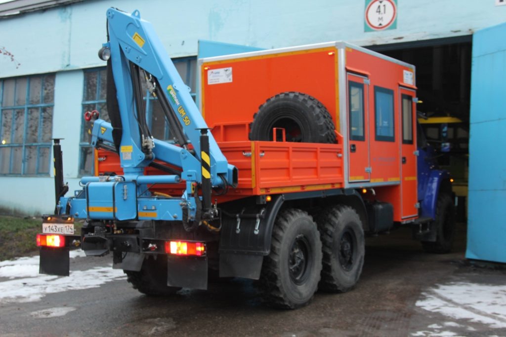 Автомобиль техпомощи на базе «Урал» может выполнять функции эвакуатора.