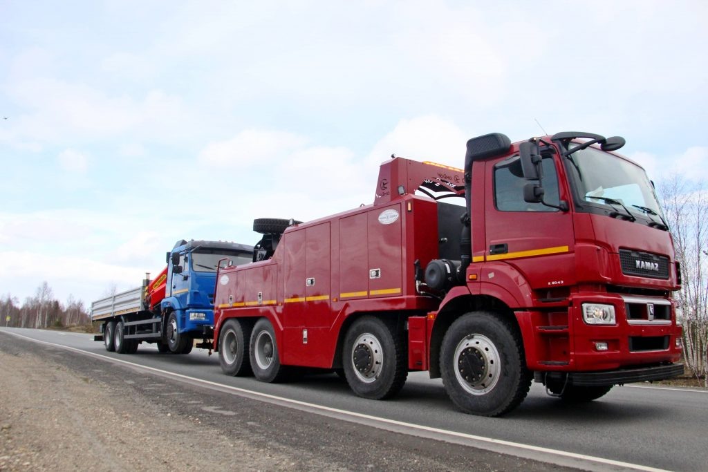 Специальное оснащение тяжелого эвакуатора «Чайка-сервис» на базе КАМАЗ-65801 позволяет буксировать грузовики, автобусы и полуприцепы методом частичной погрузки.