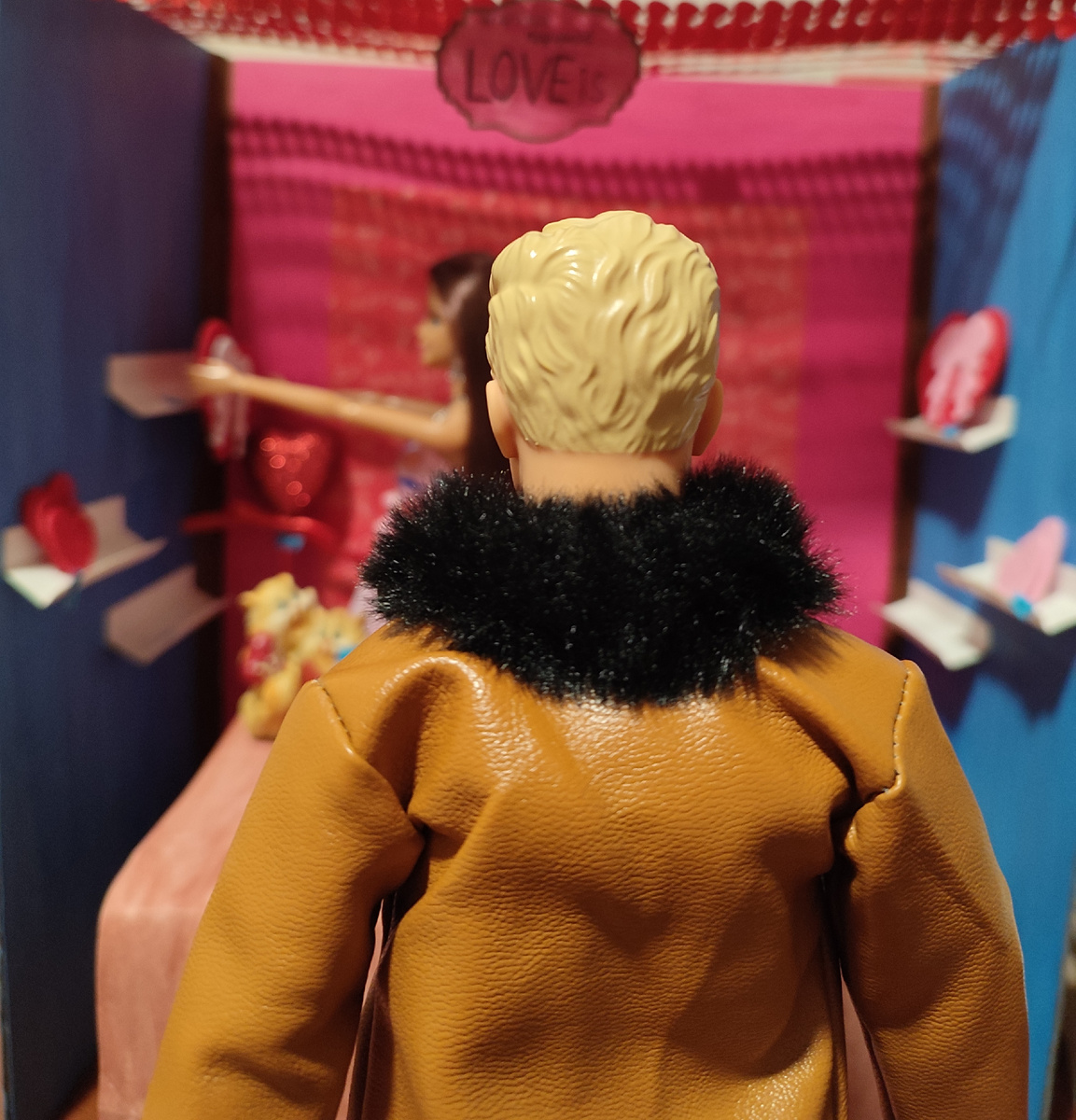 Со спины он кажется таким грозным