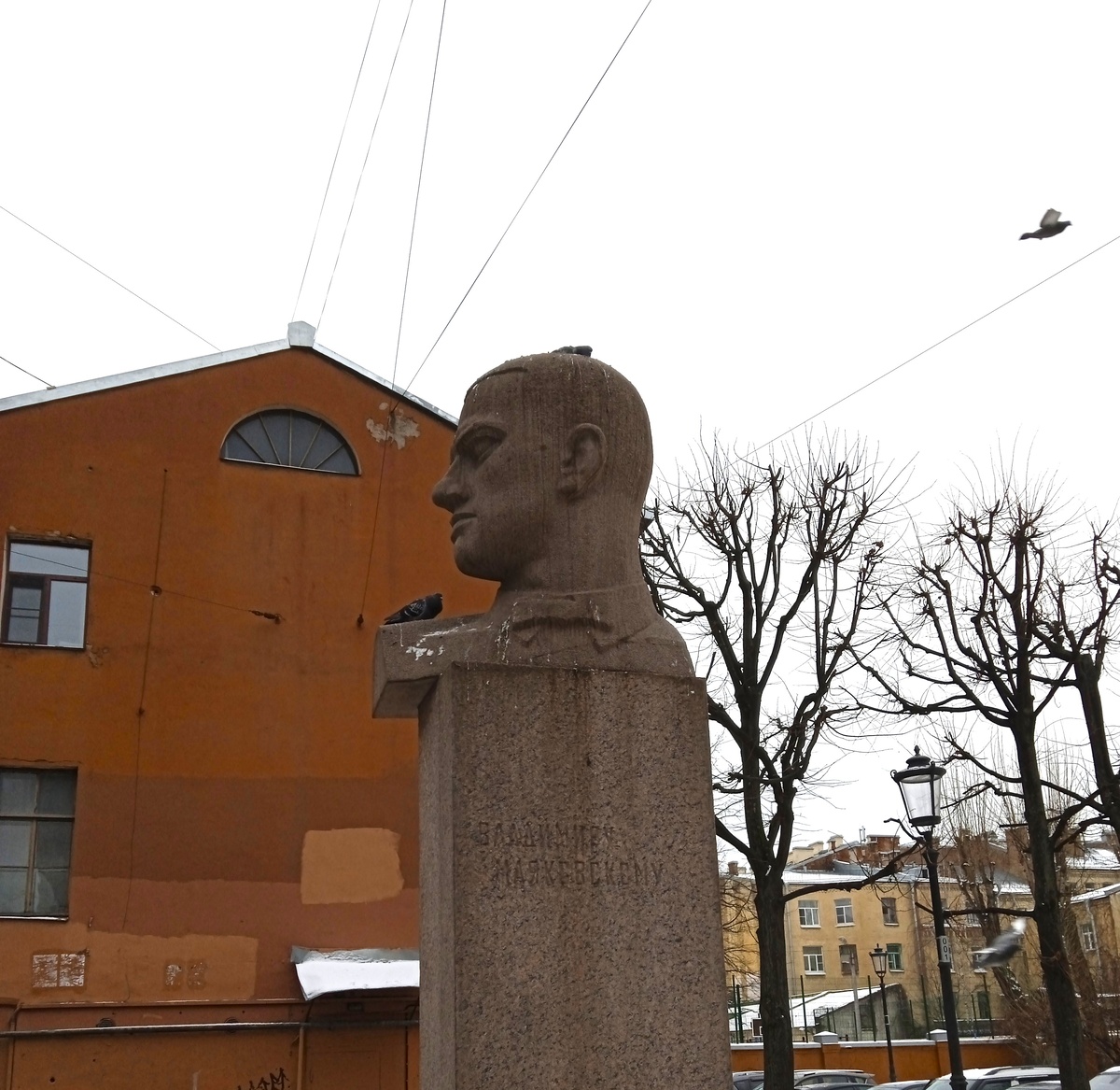 Памятник Маяковскому на улице.. Уверен, вы догадаетесь, какой... 