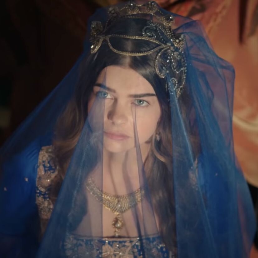 Михримах в волнении сидела на широкой постели и ждала Рустема.