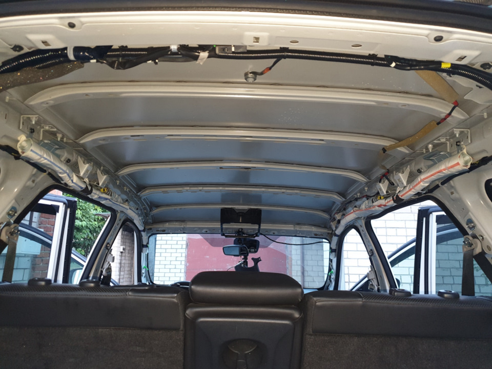 Крыша голый метал с завода ни кусочка материалов.