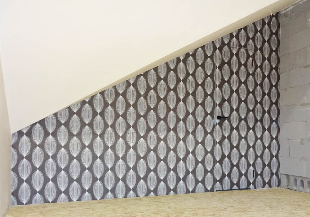 Видите дверь в углу?