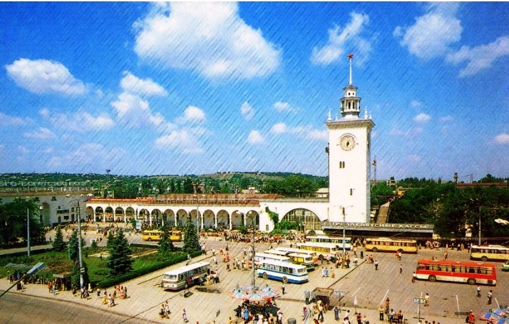 Вот как раз и ведомственные санаторские автобусы на переднем плане. Правда, летом, но в те годы и зимой отдыхающих приезжало немало.