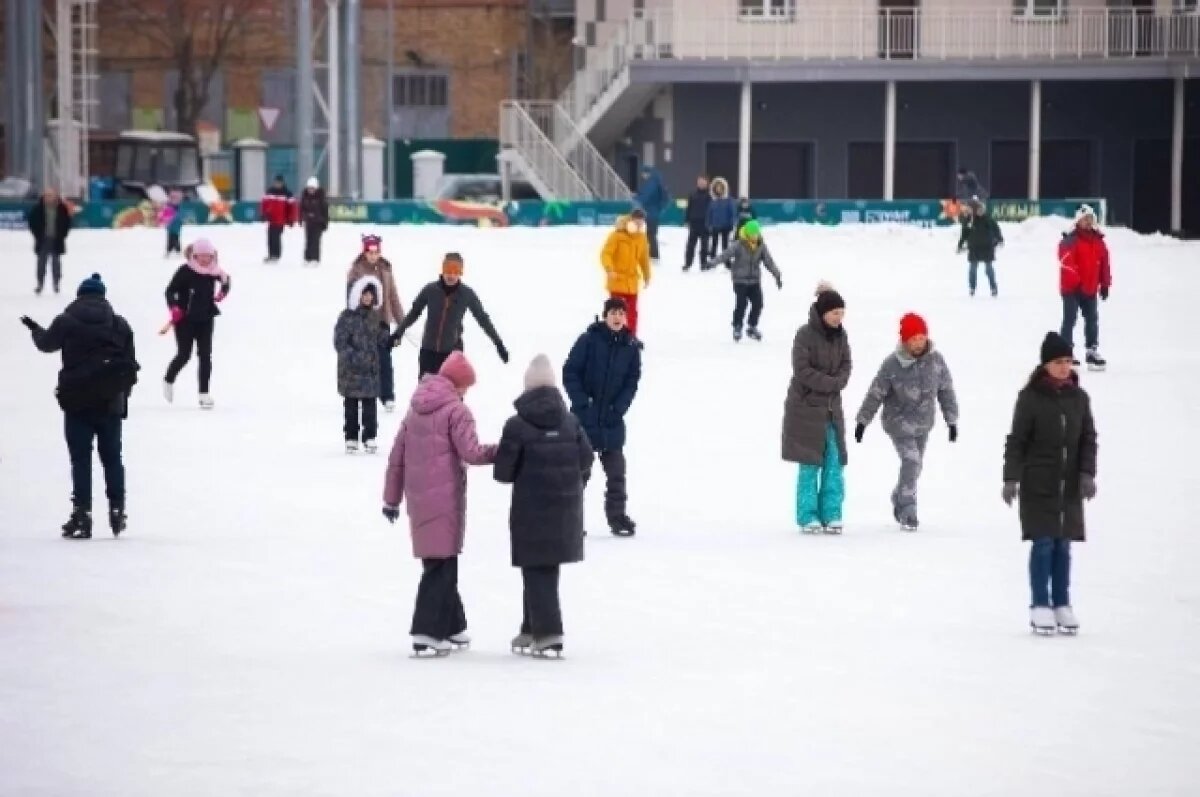    Власти Владивостока сообщили, что из-за аномально тёплой погоды не удалось залить каток