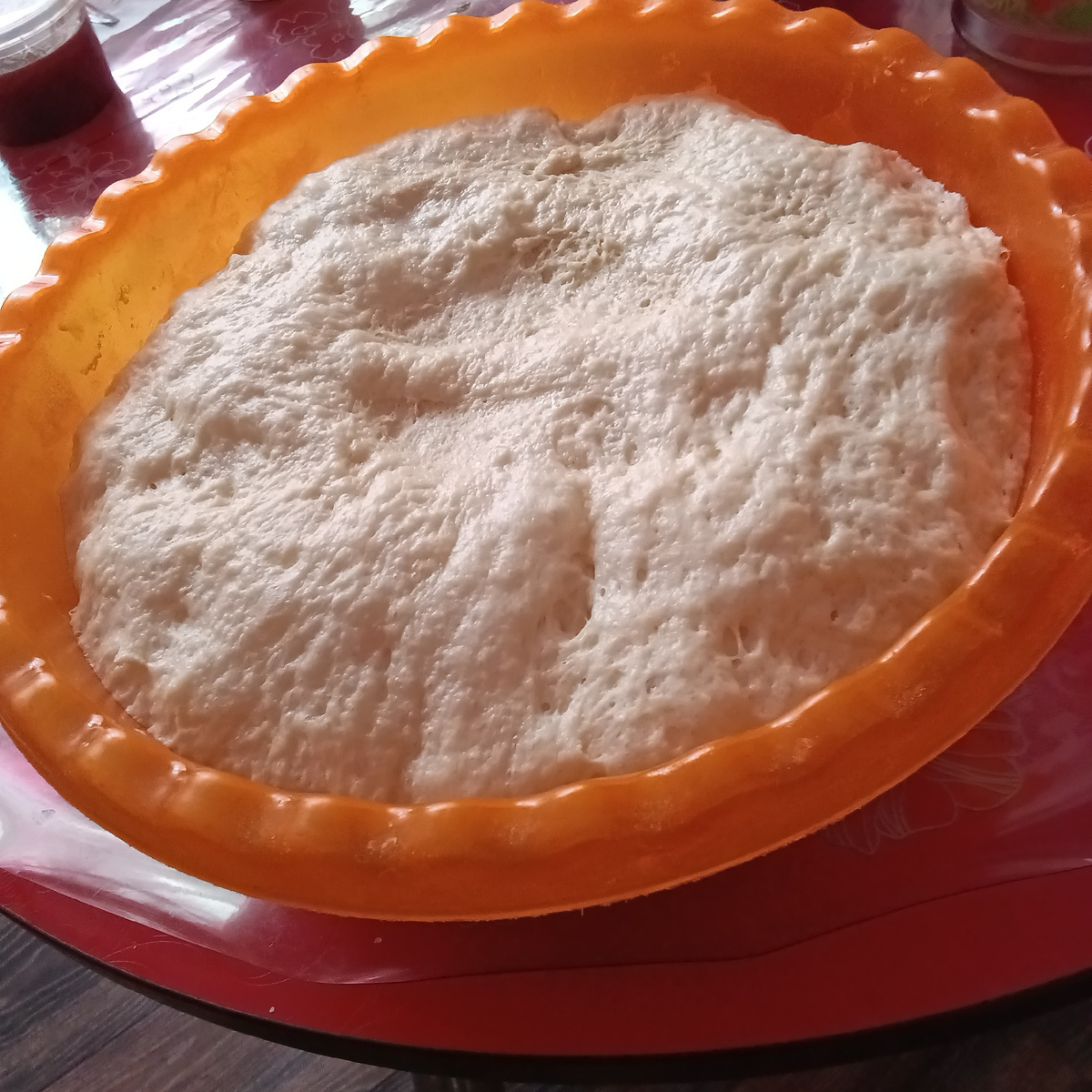 Тесто постояло 2 часа. Видно, что сверху дошло до крыжки, которой прикрыта моя посуда.