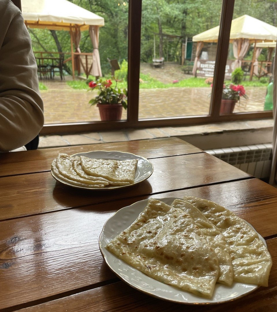 Кабардинские Хычины. Кафе около озера "Нижнее голубое", Кабардино-Балкария