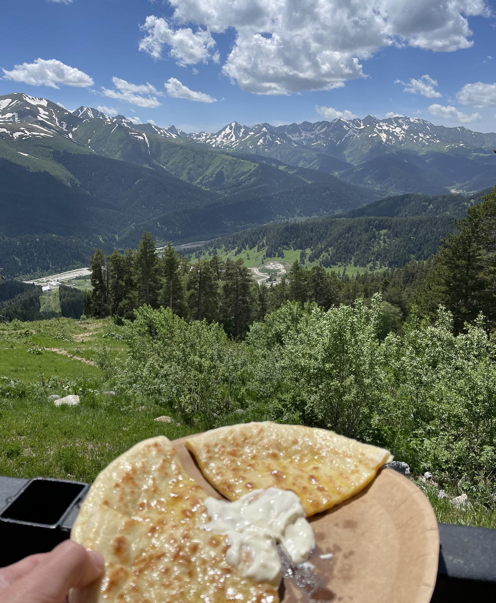 Карачаевсие хычина на высоте 2840 метров. Курорт Архыз, Карачаево-Черкесия