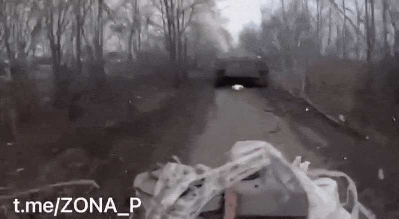 Вот так выглядит попытка снабжать наступающую группировку в зоне господства вражеских дронов и работы артиллерии. Видео: ТГ-канал "Военный Осведомитель"