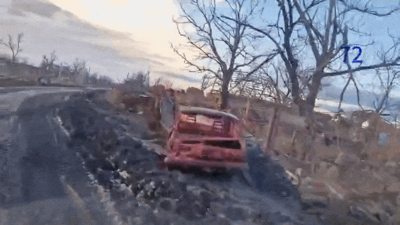Военкор Андрей Филатов, опубликовавший это видео, отмечает, что 90% техники противник уничтожил дронами, которые можно было заглушить РЭБом. Источник: ТГ-канал "Репортер Filatov".