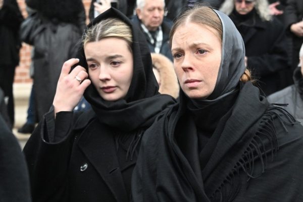    Дочери режиссера, продюсера Александра Стриженова и актрисы, телеведущей Екатерины Стриженовой – Александра (слева) и Анастасия на церемонии прощания с актером Олегом Стриженовым, фото: дзен.ру