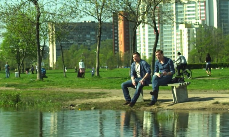 У пруда сидят Паша и Кира, обсуждают обстоятельства Пашиного ранения.