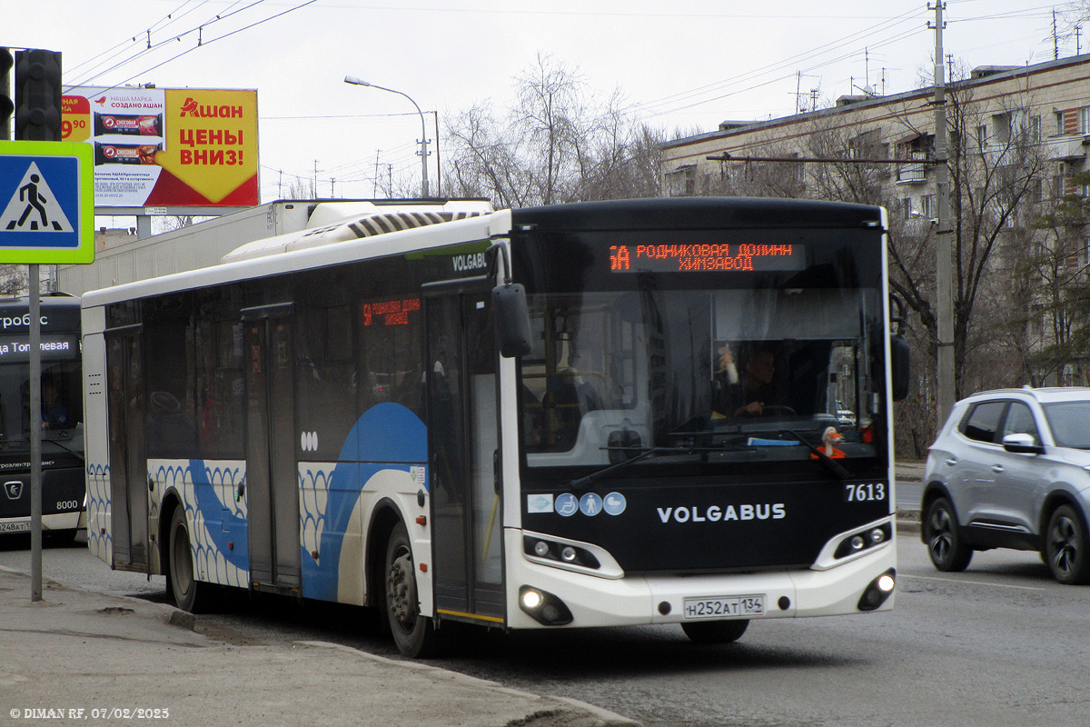 Всё-таки маршрут пока прижился. Уже заметно, как по Кировскому часть пассажиров пропускает подошедший автобус маршрута № 55, а бегут на маршрут № 5а. Хотя в межпик и практически пустые салоны на № 5а всё ещё встречаются...