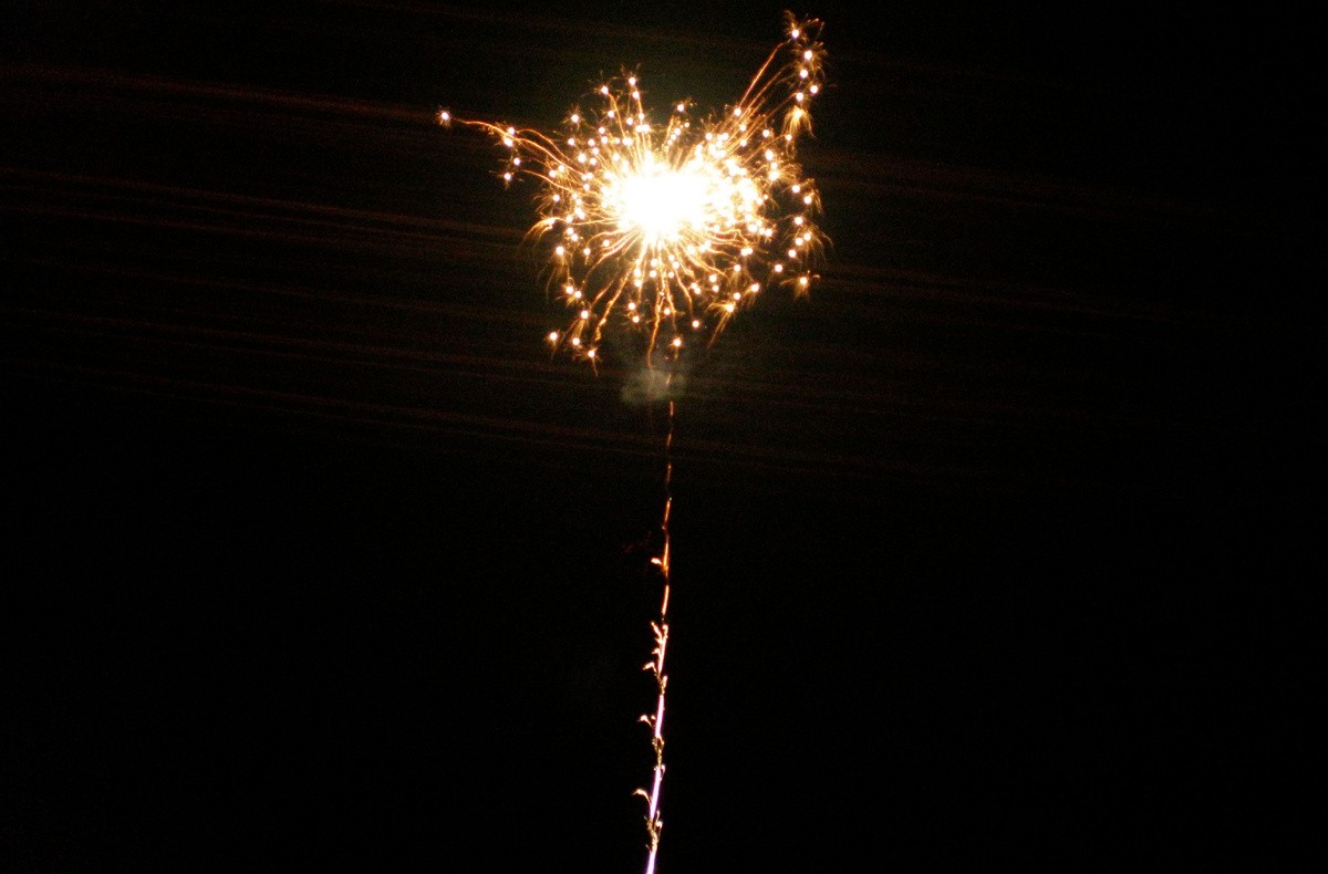 Фото как отражение настроения - вроде и огонек в душе, но темно вокруг от неизвестности)