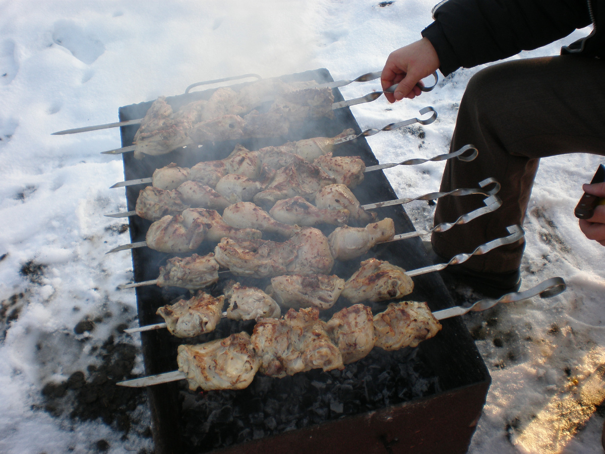 Жарим шашлык - а как без шашлыков))