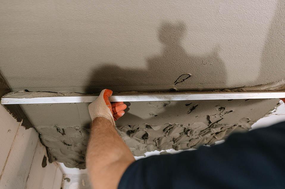 Цементная штукатурка к тому же идеально сочетается с плиточным клеем, который обычно делают именно на цементной основе