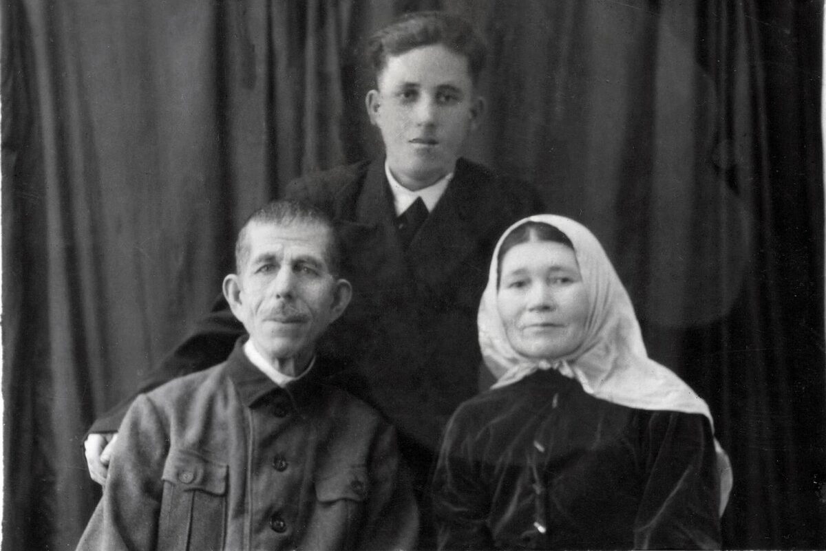 Родители Султанбека Мухтаровича и его родной брат Равиль