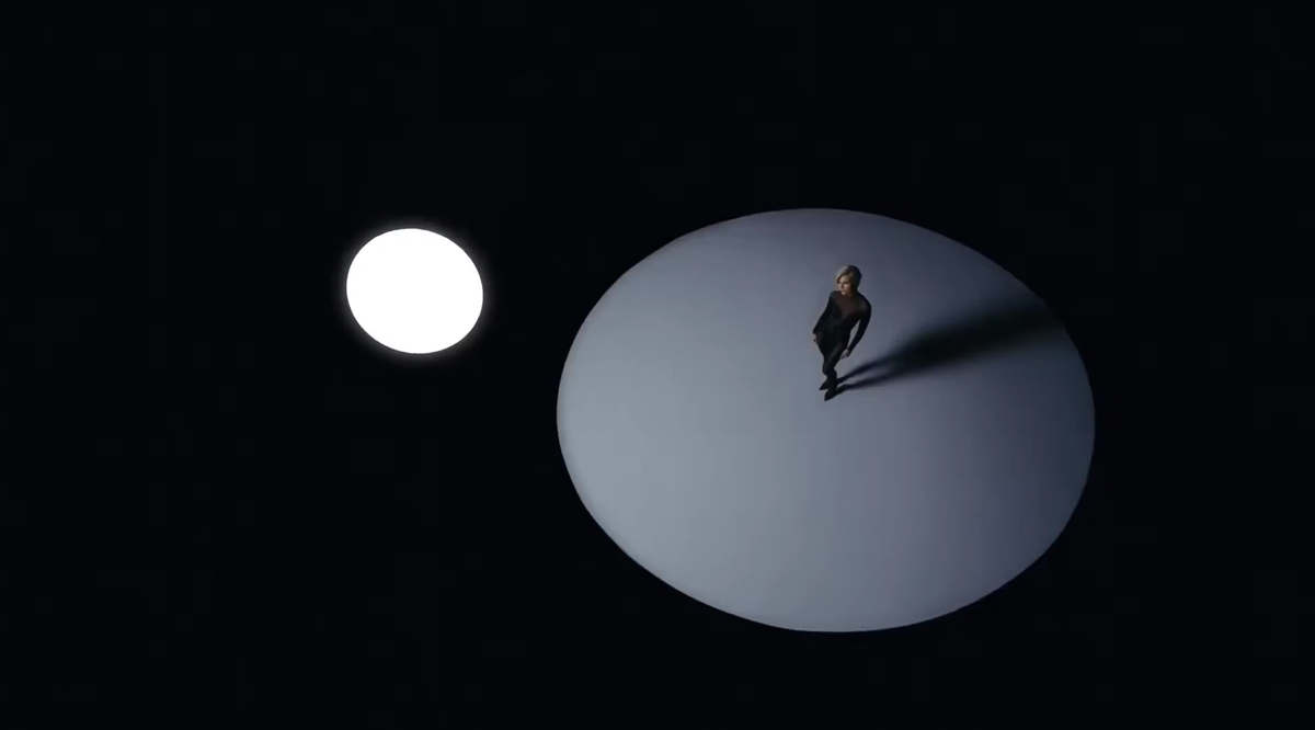 Кадр из клипа "Танец перед зеркалом".