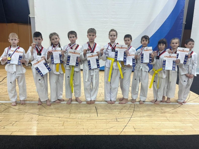 бакан слева на право: Давыд Зайда, Вадим Керин, Александра
Моисеенко, Богдан Горбунков, Артём Гончаренко, София Алыпова,
Богдан Онищенко, Ангелина Бабенко, Ксения Сидорина,
Есения Нестерова, Вячеслав ВорошиловБакан слева направо: Давыд Зайда, Вадим Керин, Александра Моисеенко, Богдан Горбунков, Артём Гончаренко, София Алыпова, Богдан Онищенко, Ангелина Бабенко, Ксения Сидорина, Есения Нестерова, Вячеслав Ворошилов.