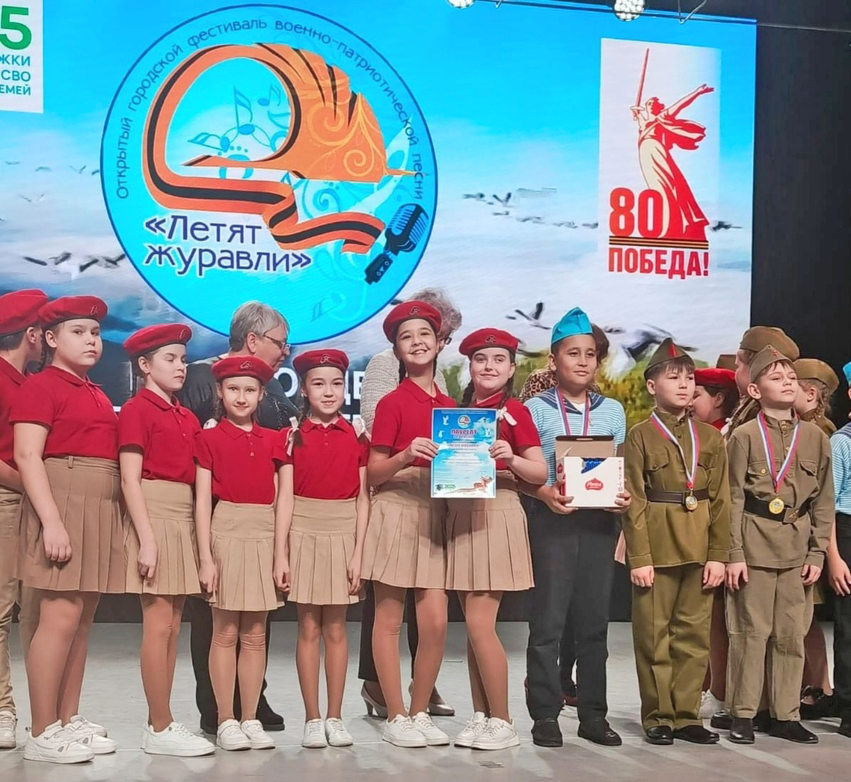 Выступление юных вокалистов ансамбля «Вдохновение» школы №5 не оставило равнодушными зрителей и жюри.