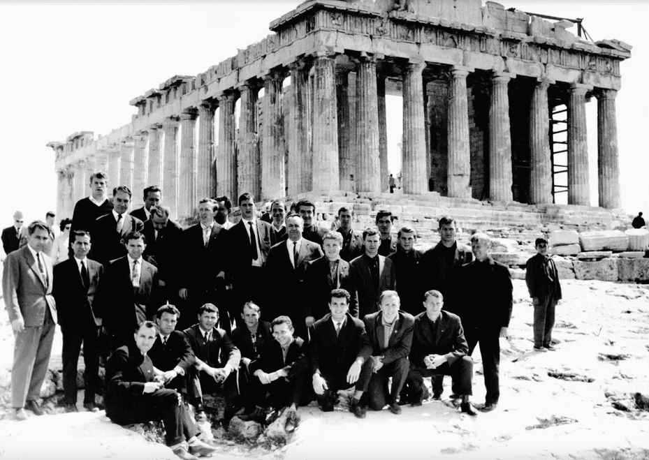 Спартаковцы в Греции на фоне древнего Акрополя.