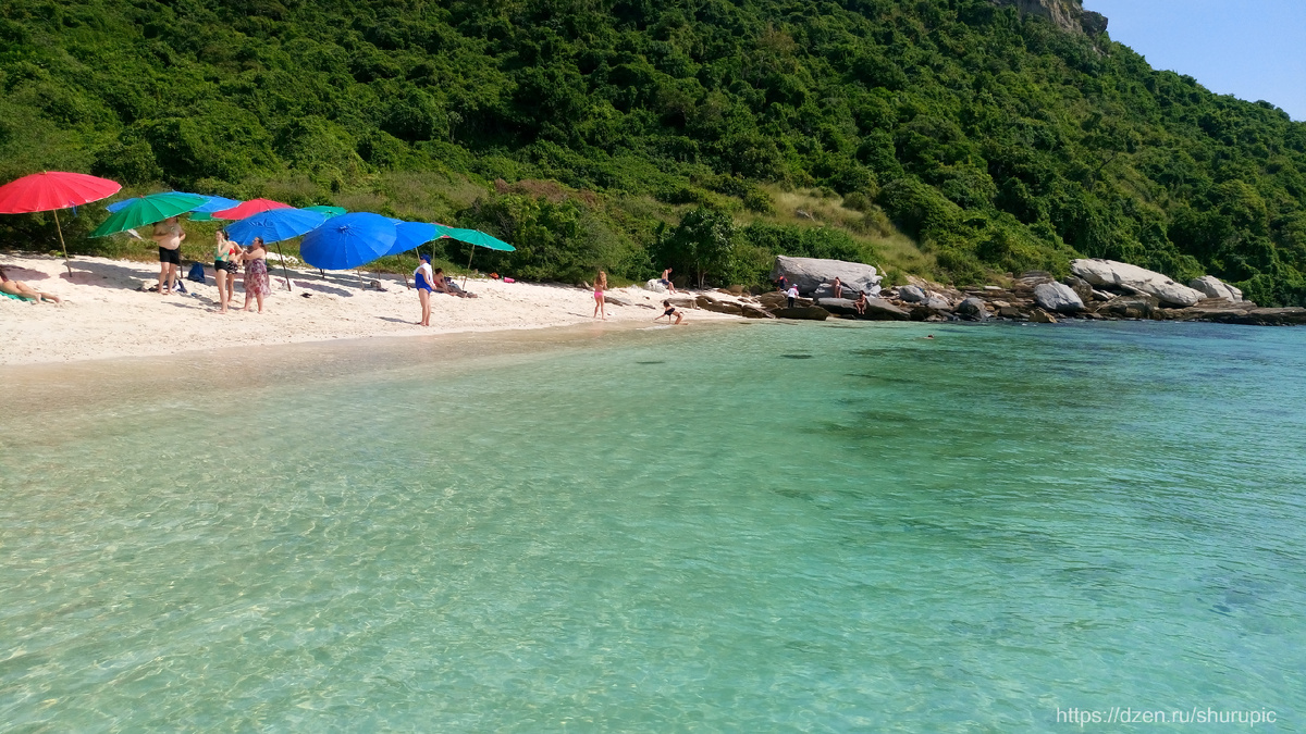 Пляж острова с чистой прозрачной водой.