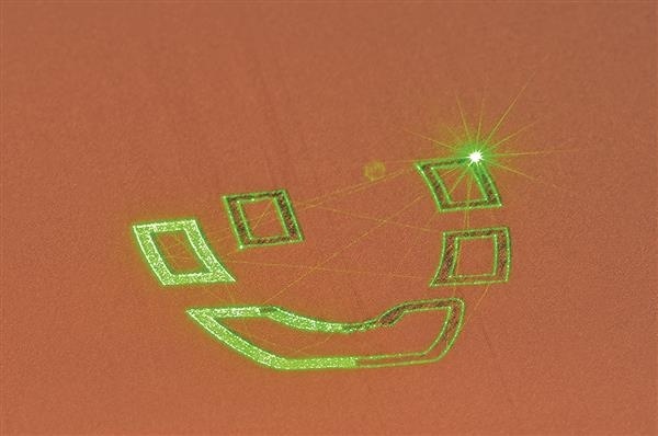 Рекламное фото экспериментальной SLM-печати с использованием "зеленого" лазера