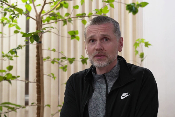 «Не может осознать, что свободен». Винник и его мать поблагодарили Путина за обмен с США