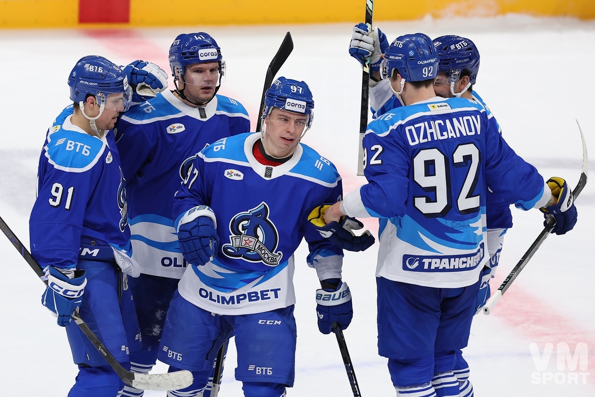 13 февраля в Москве на «ВТБ Арене» состоялся матч Регулярного чемпионата Континентальной Хоккейной Лиги сезона 2024/2025 между столичными командами «Динамо» и «Спартак», в котором уверенную победу одержали бело-голубые со счётом 4:1. Дублем отметился Никита Гусев.

ХК Динамо-ХК Спартак
Фото: Олег Беспалов/ «В мире спорта»
«Динамо» проводило матч со «Спартаком» сразу после новости об уходе в отставку своего спортивного директора Андрея Сопина. Для многих это известие стало неожиданным и во многом болезненным, но тем не менее команде нужно двигаться вперёд, тем более не за горами плей-офф, перед которым необходимо набрать форму, которая должна позволить выступить лучше, чем в прошлом сезоне.

Алексей Кудашов. ХК Динамо
Фото: Олег Бухарев/ «В мире спорта»
После паузы на Матч Звёзд подопечные Алексей Кудашова ударно начали домашнюю серию, выиграв у СКА 3:1, причём сделали это уже четвёртый раз в сезоне в пяти проведённых встречах. По сравнению с тем поединком на дерби со «Спартаком» тренерский штаб «Динамо» внёс только одну корректировку в состав: на последнем рубеже вместо Максима Моторыгина вышел играть Владислав Подъяпольский.

ХК Динамо-ХК Спартак
Фото: Олег Бухарев/ «В мире спорта»
Для «Спартака» же игра с «Динамо» стала первой после паузы на Матч Звёзд. Из-за многочисленных потерь защитников, вызванных травмами и болезнями, в непривычной для себя роли в обороне вышел Демид Мансуров, а герой Недели Звёзд Сергей Лукьянцев дебютировал в КХЛ. Кроме того, из-за микротравмы выбыл из строя вратарь Дмитрий Николаев, что вынудило тренерский штаб красно-белых заявить вторым голкипером юного Семёна Фролова, не проведшего в играх КХЛ ещё ни одной минуты.

Алексей Жамнов. ХК Спартак
Фото: Олег Бухарев/ «В мире спорта»
Ну а в итоге наставники соперничающих команд выставили на дерби следующие составы:

«Динамо» Москва:

Подъяпольский (Моторыгин)

Готовец – Ожиганов (К), Гусев – Уил – Сикьюра

Пыленков – Сизов, Комтуа – Пакетт (А) – Рашевский

Фото: Олег Бухарев/ «В мире спорта»