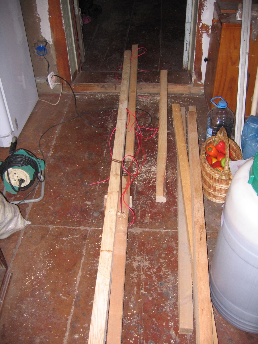 Обрезки брусков 50х50 с отверстиями снаряженные  шнуром. Готовились в доме.