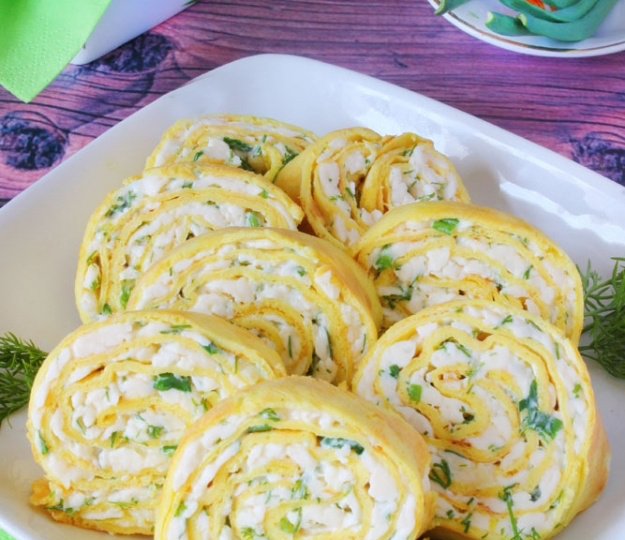 Всё просто: намазали, свернули, охладили – и можно подавать. Главное, выбрать хороший плавленый сырок, а не тот, который даже ножом не режет