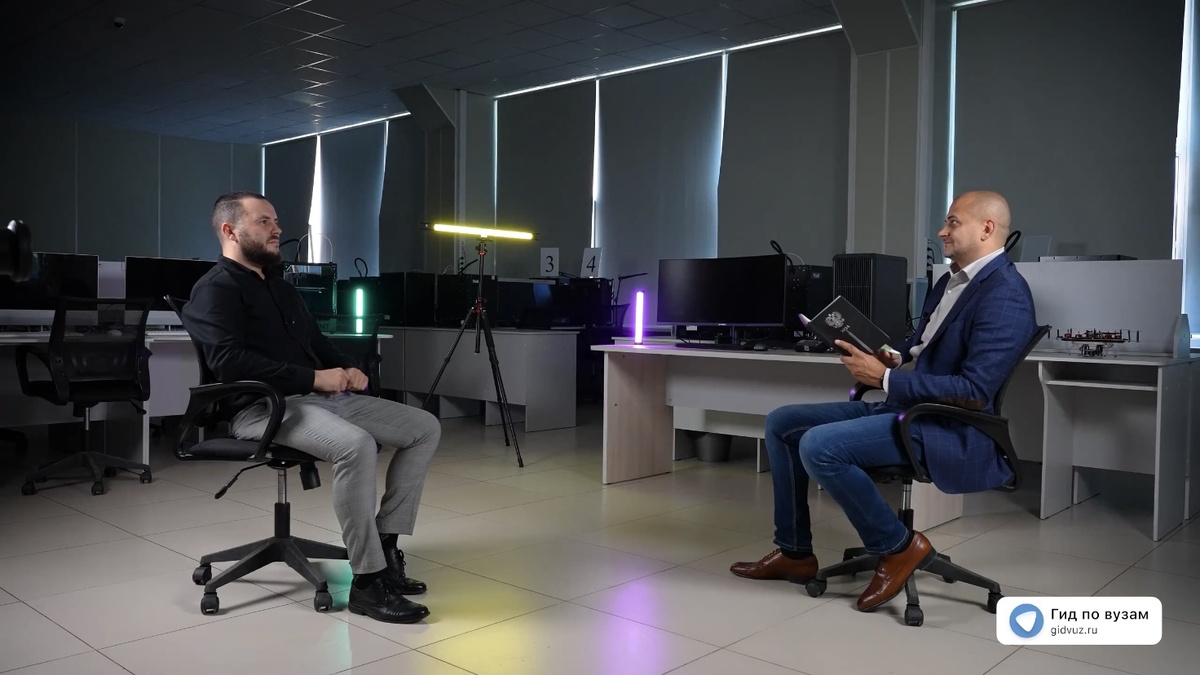 Интервью в Государственном институте экономики, финансов, права и технологий (ГИЭФПТ): слева – декан факультета цифровых технологий и профессионального образования, к.э.н., Москалев Сергей Михайлович, справа – справа – главный редактор СМИ «Гид по вузам», к.п.н., Роман Гетц.