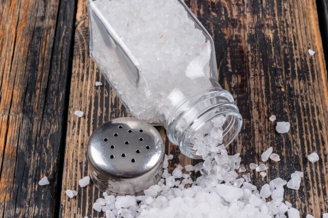    Соль может стать и причиной отёков, ведь она препятствует выводу воды из организма. 1 г натрия может удерживать около 200 мл жидкости. Фото: freepik.com