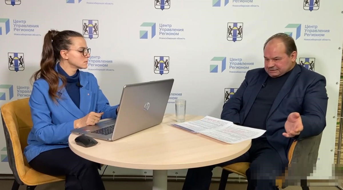 Опытный чиновник держится расслабленно, уверенно, ведущая образу опытного харизматика подыгрывает. Кадр прямой трансляции ЦУР.