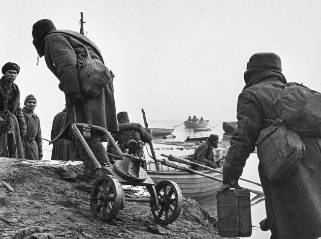 Изображение: фрагмент фото, где бойцы РККА переправляются на лодках на Невский пятачок. 1941 год. Автор - Всеволод Тарасевич. Источник - waralbum.ru