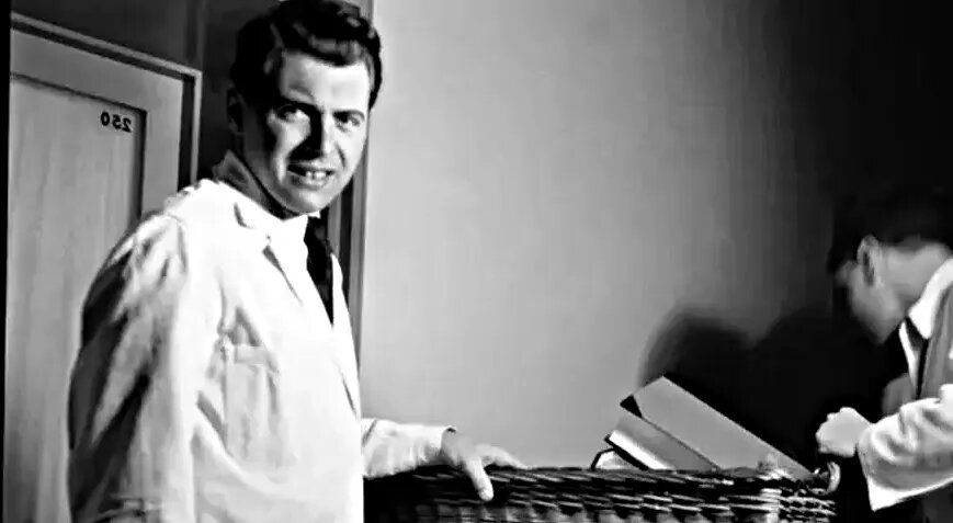 Йозеф Менгеле -  немецкий учёный-медик - врач, проводивший медицинские опыты на узниках концлагеря Освенцим во время Второй мировой войны. Доктор медицины. Менгеле лично занимался отбором узников, прибывающих в лагерь, проводил эксперименты над заключёнными.