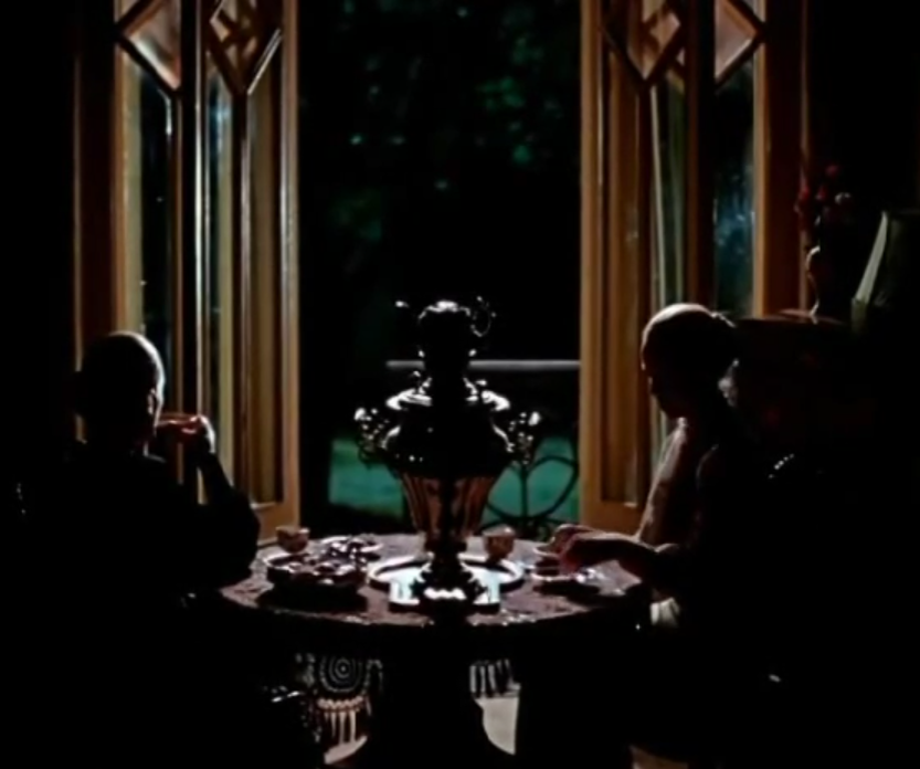 Тёмное прошлое... Кадр из фильма "Васса"